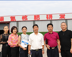 碳?xì)浣?jīng)銷商廠區(qū)前合影留念